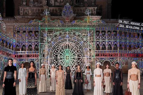 dior a lecce biglietti|Luminarie, antichi ori e pizzica: la sfilata di Dior a Lecce è un .